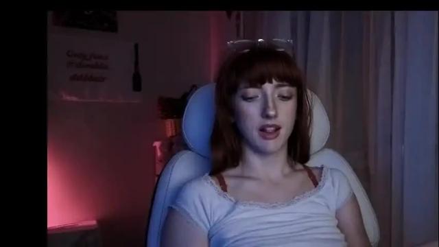Image 4 of foxyredddd Stream on Chaturbate on 1 month ago