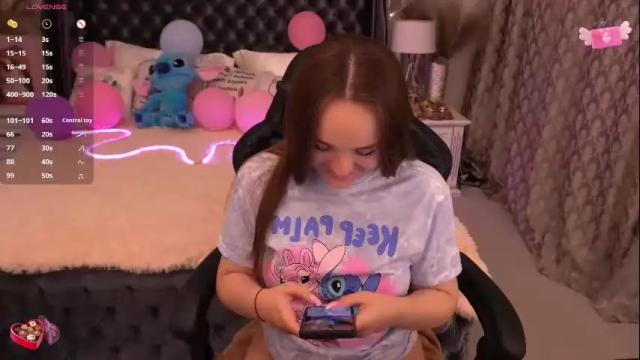 Image 8 of foxyshyyy Stream on Chaturbate on 1 month ago