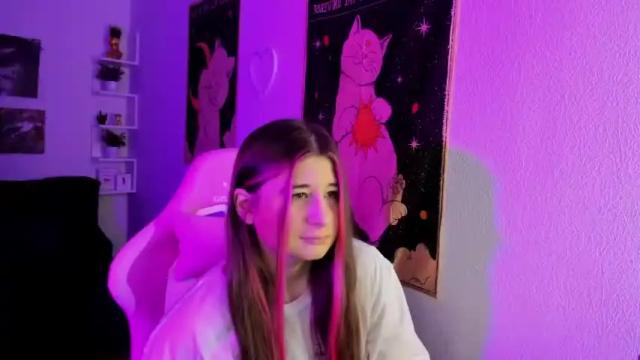 Image 2 of free_apple Stream on Chaturbate on 16 months ago