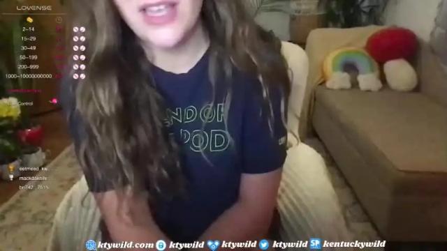 Image 10 of funcamkw Stream on Chaturbate on 13 months ago