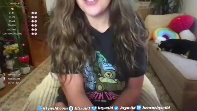 Image 4 of funcamkw Stream on Chaturbate on 13 months ago