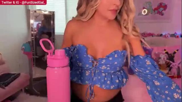 Image 10 of funsizedgal Stream on Chaturbate on 4 months ago