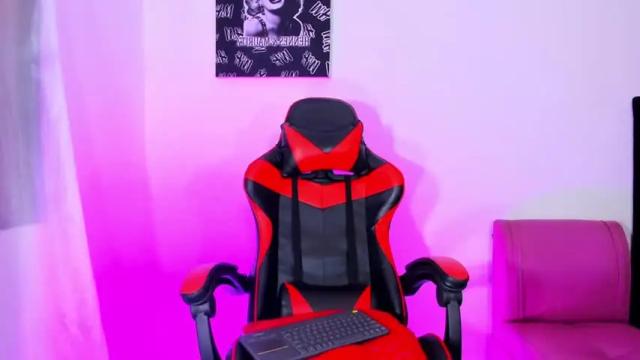 Image 3 of garu_castriillon Stream on Chaturbate on 16 months ago