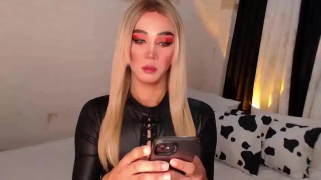 Image 2 of gia_derza18 Stream on Chaturbate on 15 months ago