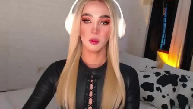 Image 2 of gia_derza18 Stream on Chaturbate on 14 months ago