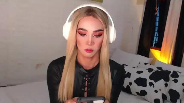 Image 3 of gia_derza18 Stream on Chaturbate on 14 months ago