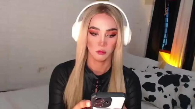 Image 4 of gia_derza18 Stream on Chaturbate on 14 months ago
