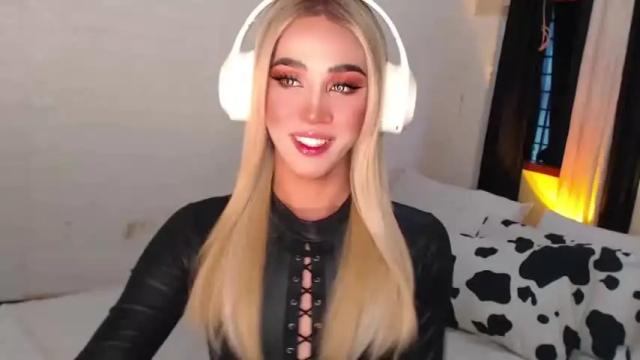 Image 8 of gia_derza18 Stream on Chaturbate on 14 months ago