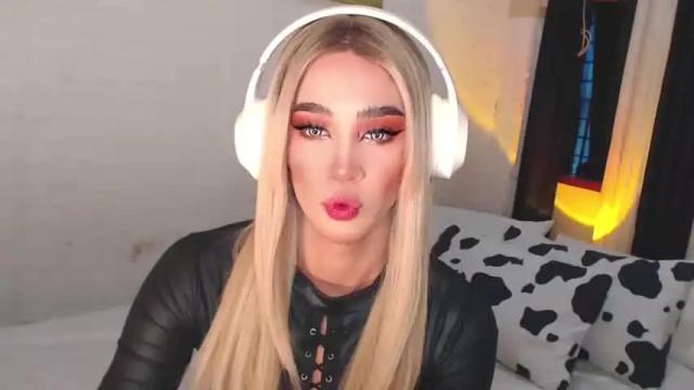 Image 12 of gia_derza18 Stream on Chaturbate on 14 months ago