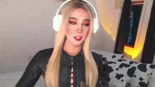 Image 2 of gia_derza18 Stream on Chaturbate on 14 months ago