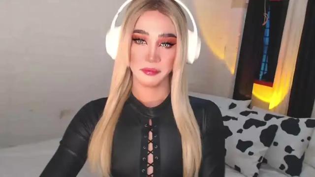 Image 7 of gia_derza18 Stream on Chaturbate on 14 months ago