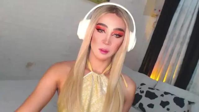 Image 12 of gia_derza18 Stream on Chaturbate on 16 months ago