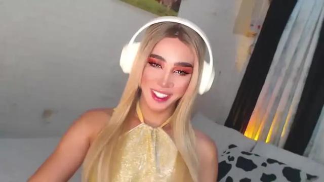 Image 3 of gia_derza18 Stream on Chaturbate on 16 months ago