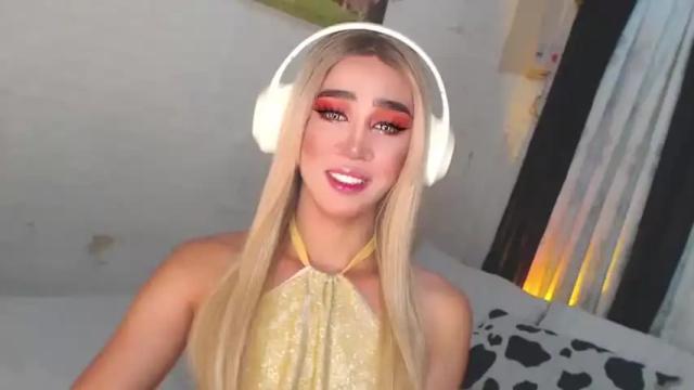 Image 4 of gia_derza18 Stream on Chaturbate on 16 months ago
