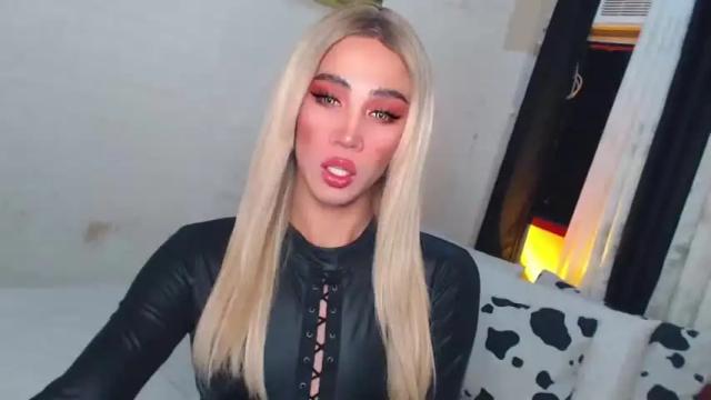 Image 3 of gia_derza18 Stream on Chaturbate on 13 months ago