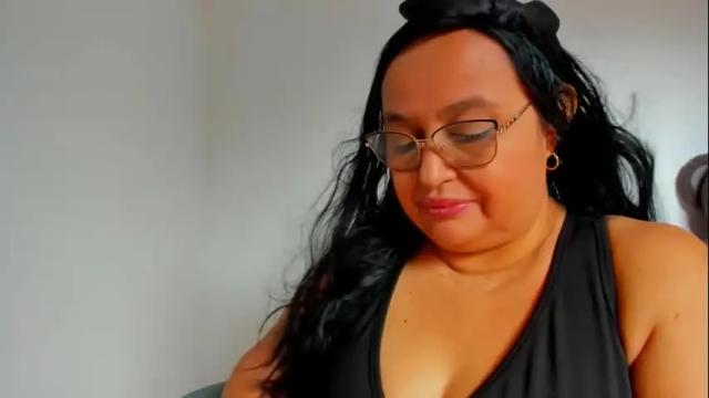 Image 10 of gia_nahomi Stream on Chaturbate on 1 month ago