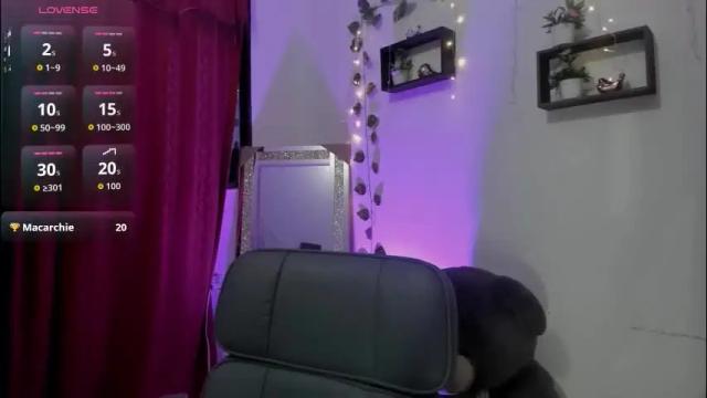 Image 2 of gia_nahomi Stream on Chaturbate on 3 days ago