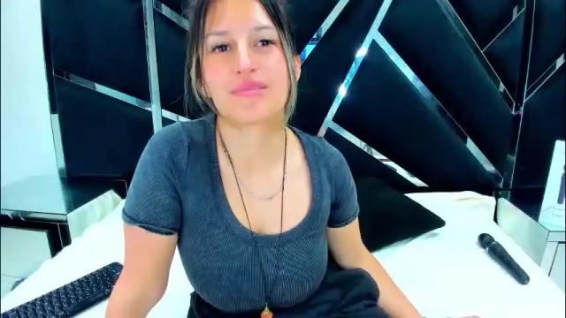 Image 3 of giaroussel Stream on Chaturbate on 1 month ago