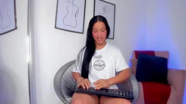 Image 2 of gimena_evans Stream on Chaturbate on 13 months ago