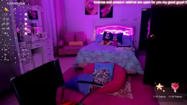 Image 2 of girl_alana Stream on Chaturbate on 17 months ago