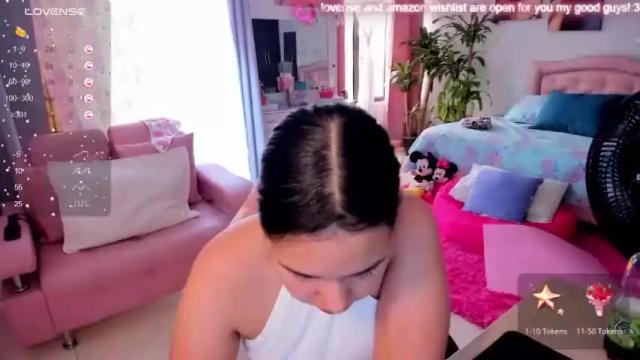 Image 3 of girl_alana Stream on Chaturbate on 16 months ago