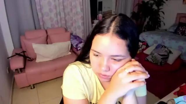 Image 2 of girl_alana Stream on Chaturbate on 16 months ago