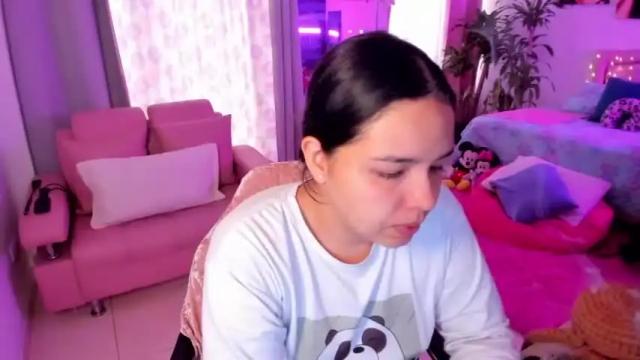 Image 8 of girl_alana Stream on Chaturbate on 16 months ago