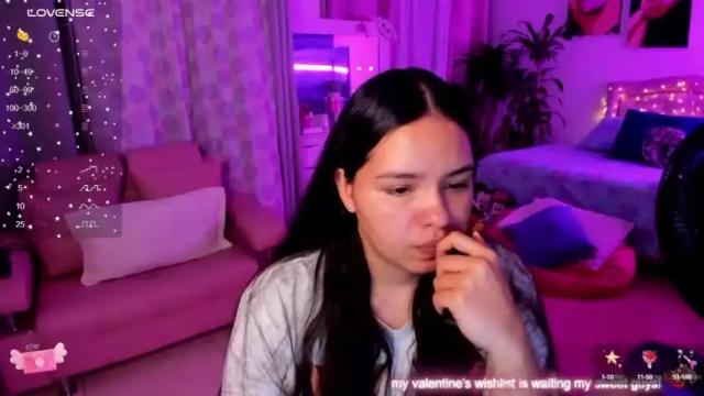 Image 11 of girl_alana Stream on Chaturbate on 16 months ago