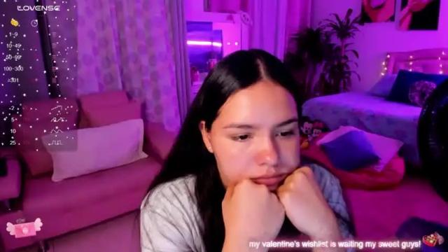 Image 12 of girl_alana Stream on Chaturbate on 16 months ago