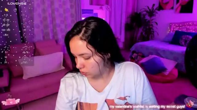 Image 2 of girl_alana Stream on Chaturbate on 16 months ago
