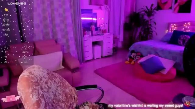 Image 3 of girl_alana Stream on Chaturbate on 16 months ago
