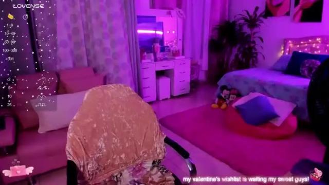 Image 7 of girl_alana Stream on Chaturbate on 16 months ago