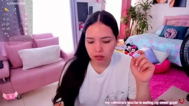Image 2 of girl_alana Stream on Chaturbate on 16 months ago