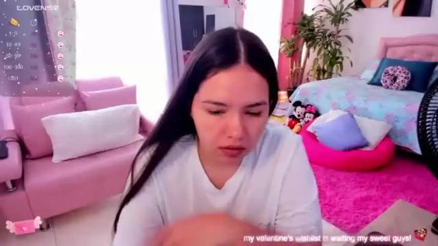 Image 3 of girl_alana Stream on Chaturbate on 16 months ago