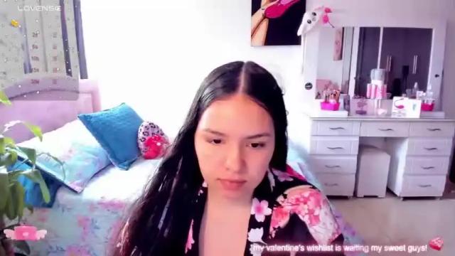 Image 2 of girl_alana Stream on Chaturbate on 16 months ago