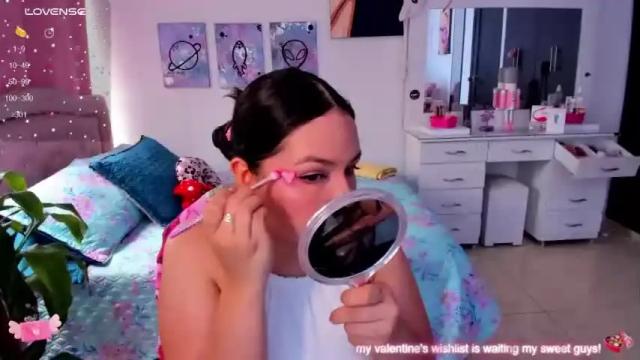 Image 2 of girl_alana Stream on Chaturbate on 16 months ago
