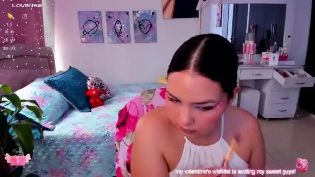 Image 4 of girl_alana Stream on Chaturbate on 16 months ago