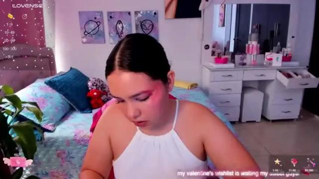 Image 6 of girl_alana Stream on Chaturbate on 16 months ago