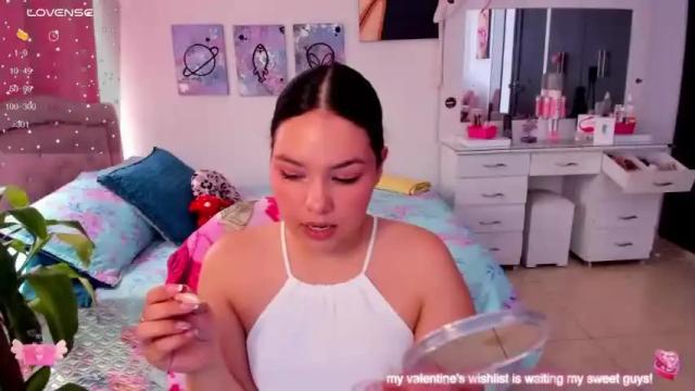 Image 8 of girl_alana Stream on Chaturbate on 16 months ago