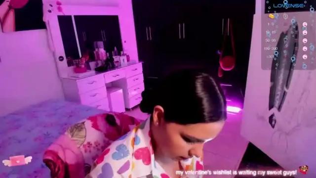 Image 2 of girl_alana Stream on Chaturbate on 16 months ago