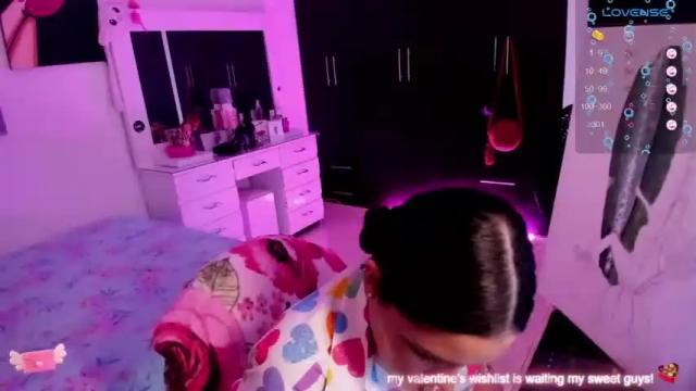 Image 3 of girl_alana Stream on Chaturbate on 16 months ago