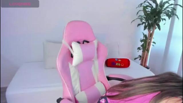 Image 4 of girl_alana Stream on Chaturbate on 2 months ago