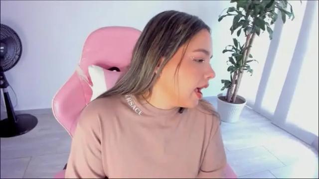 Image 3 of girl_alana Stream on Chaturbate on 1 month ago