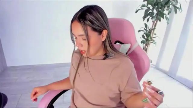 Image 6 of girl_alana Stream on Chaturbate on 1 month ago