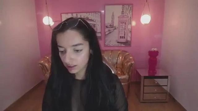 Image 3 of girl_reina_t Stream on Chaturbate on 13 months ago