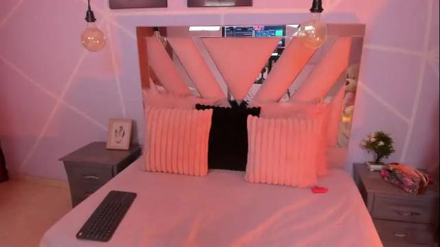 Image 3 of gletty_noa Stream on Chaturbate on 24 days ago