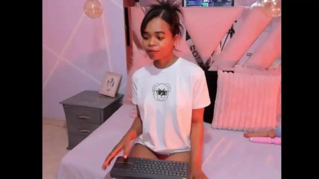 Image 11 of gletty_noa Stream on Chaturbate on 17 days ago