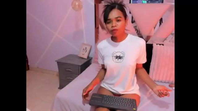 Image 2 of gletty_noa Stream on Chaturbate on 17 days ago