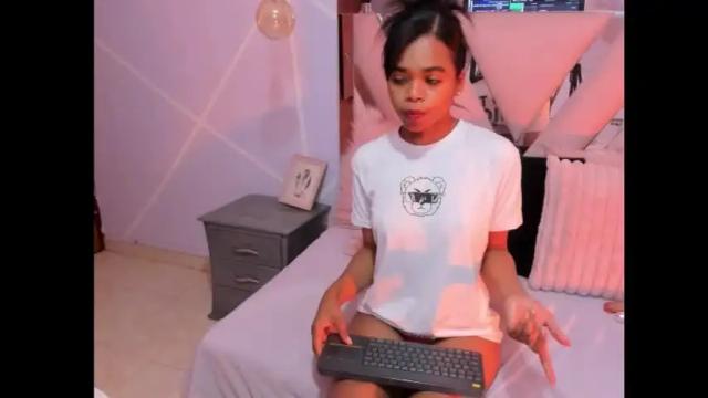 Image 3 of gletty_noa Stream on Chaturbate on 17 days ago