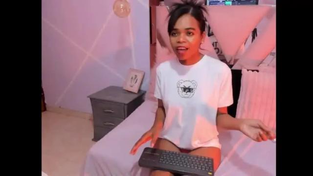 Image 4 of gletty_noa Stream on Chaturbate on 17 days ago